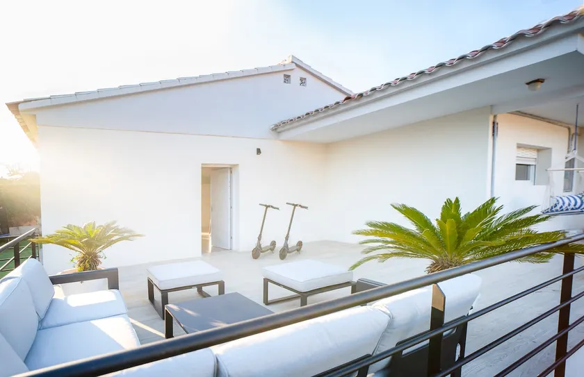 Charming New Beachside House up to 8 Beds! - Image 1