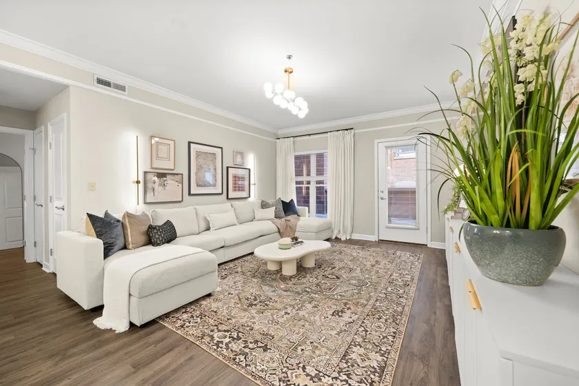 StayRace | 3 Bed + Huge Patio - Image 1