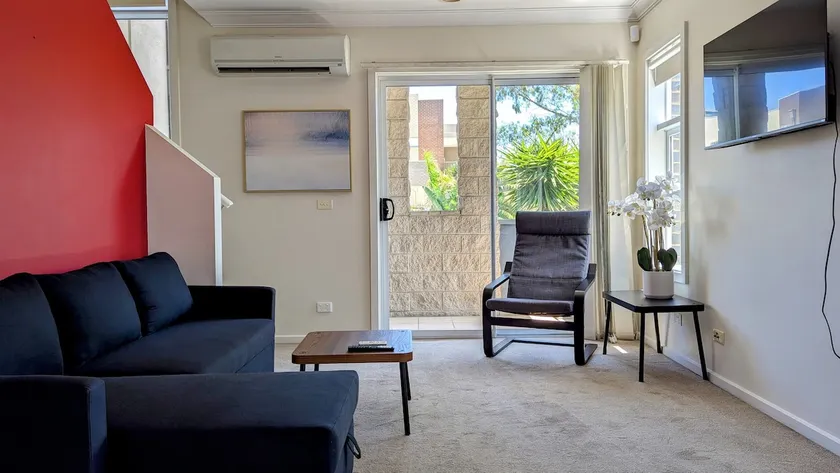 Light filled townhouse w/ double ensuites - Image 1