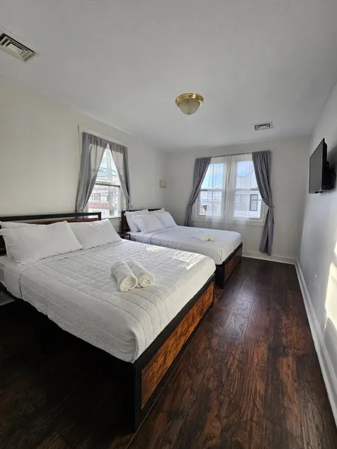 Spacious 2br Apt| 3 Beds | 15 Min To Nyc - Image 1