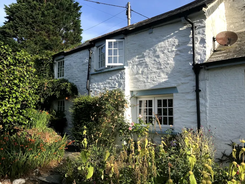 Briar fishermans Cottage and garden by the coast - Image 1