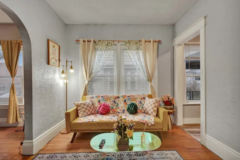 Spacious and cozy home 1 min walk to Kodak Ctr 2bd - Image 1