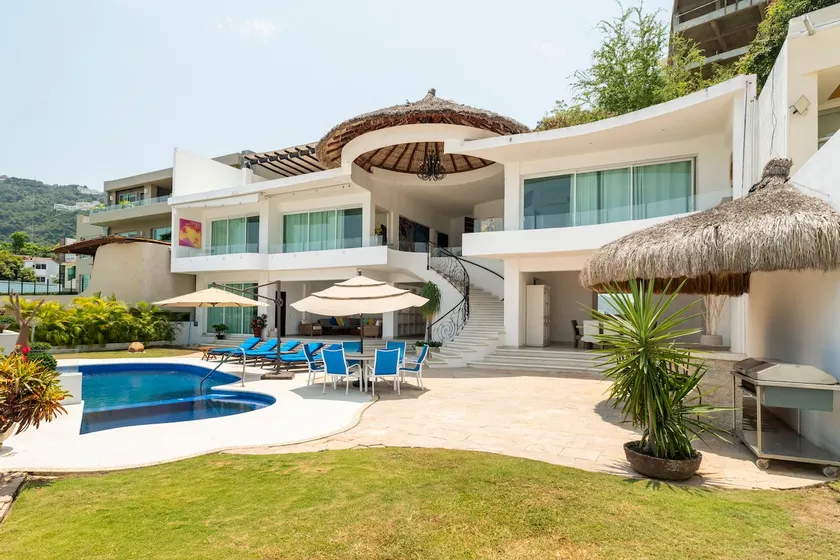 CASA ARCADIA, Brisas Guitarron - Image 1