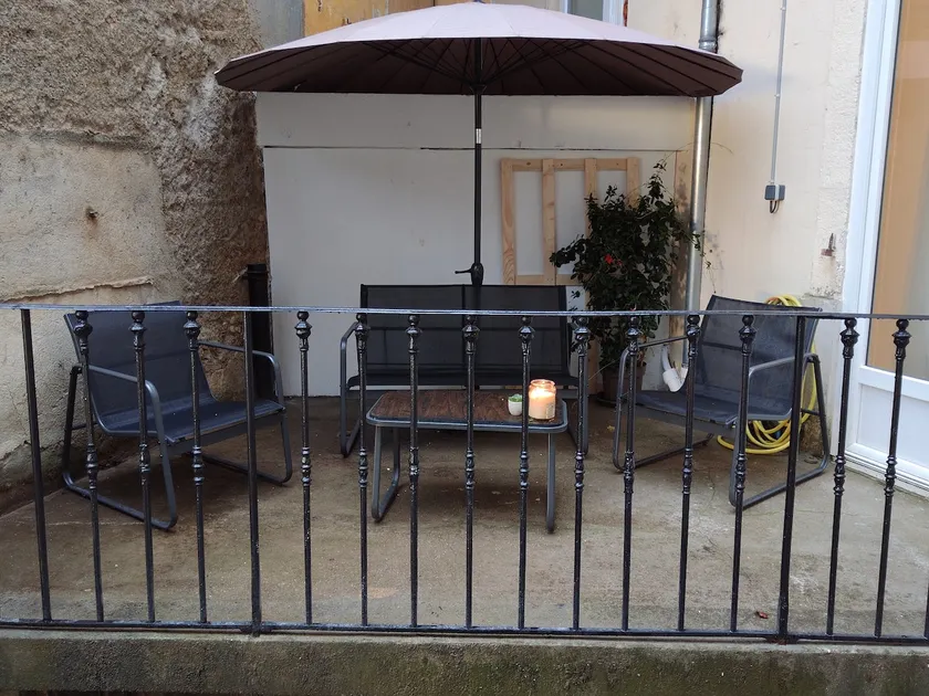 Renovated 2-bedroom apartment with terrace - Image 1