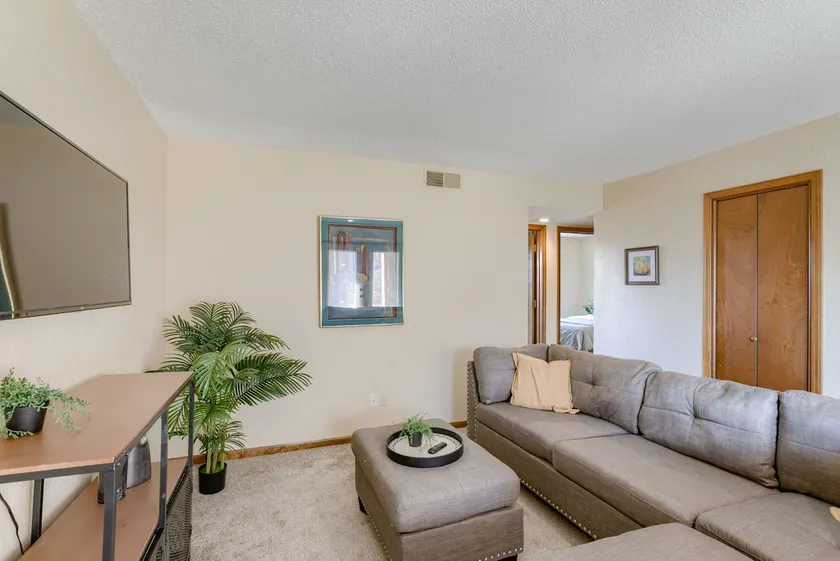 Aviator 2BR Lounge Close to Airport & Global Match - Image 1
