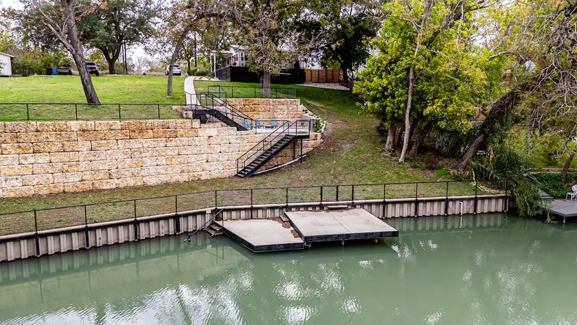 River Front, Huge Deck, Fire Pit, Paddle Boards - Image 1