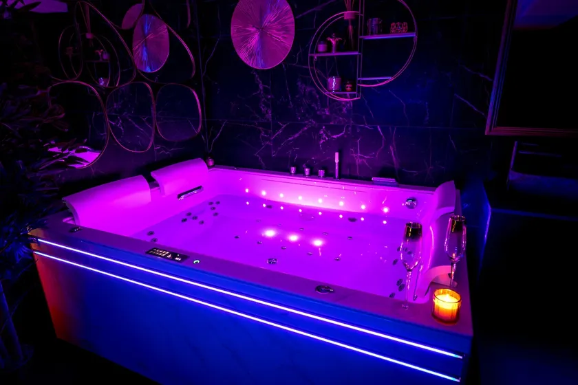 “La Nuit De Rêve” Love Room - Air-conditioned - Image 1