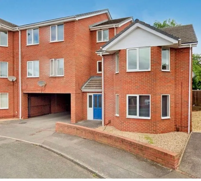 Comfy 2-bedroom Flat with Private Parking - Image 1