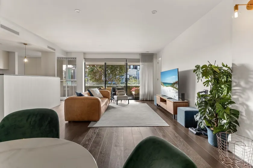 Luxe Lake Views | 5 Beds | 2 Cars | BBQ | Smart TV - Image 1
