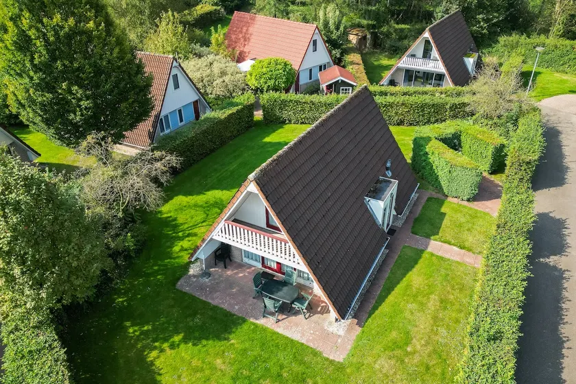 Detached bungalow with spacious garden - Image 1