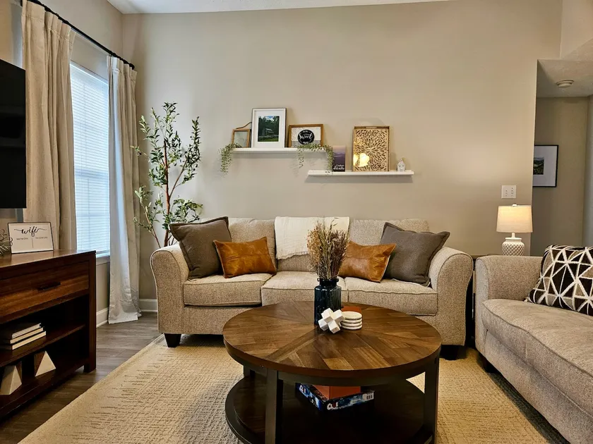 Cozy Neighborhood | 4 Beds | 10 mins to Downtown - Image 1