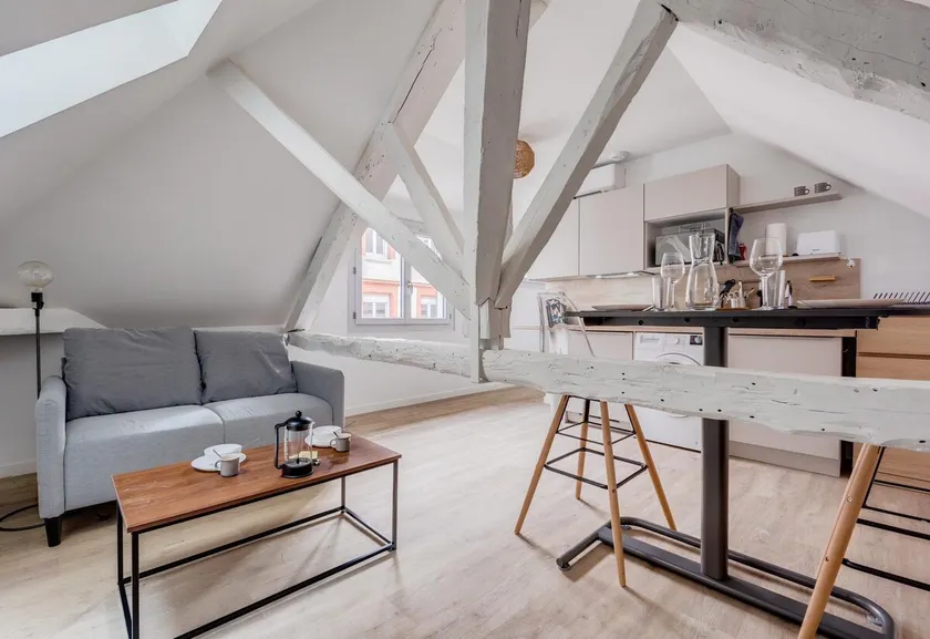 L'Atypique - Getaway under the rooftops - Image 1