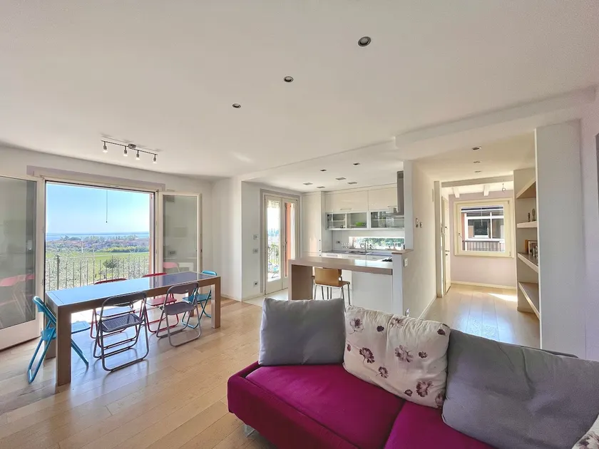 Bright apartment with a stunning lake view - Image 1