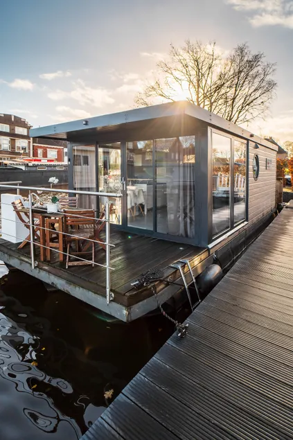The Grey Pearl Houseboat - Image 1