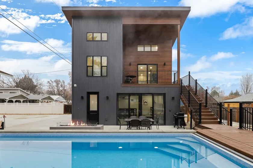Lassen Luxury Loft & Lagoon - Image 1