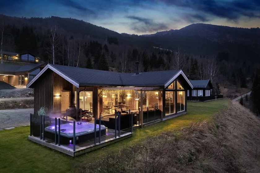 Panoramic cabin with jacuzzi - Image 1