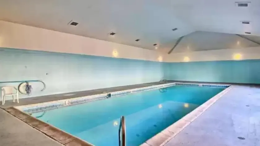 Lakeside Retro 4BR 2 BA, Pool, Hot Tub whole house - Image 1