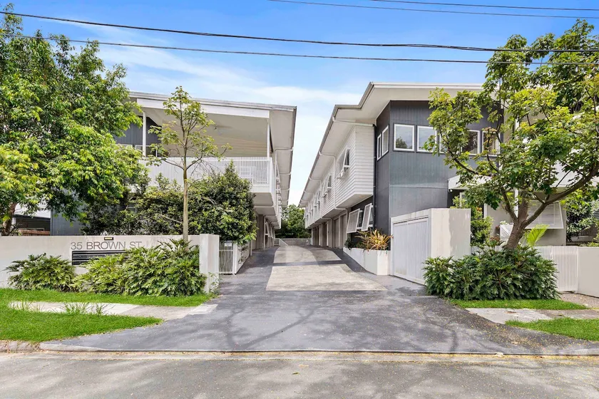 Stylish 3BR Townhouse CampHill - WiFi, Parking - Image 1