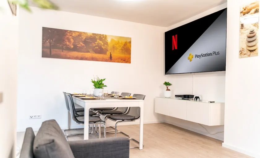 Solisa FeWo, Top Apartment with Balcony, 85” TV, PS5 - Image 1