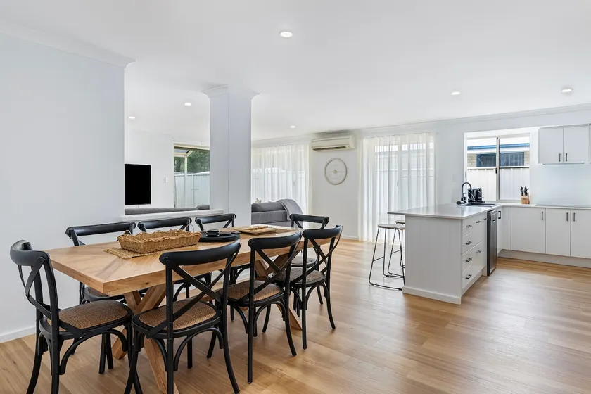 Stylish 5-Bedroom Home Geographe - Image 1