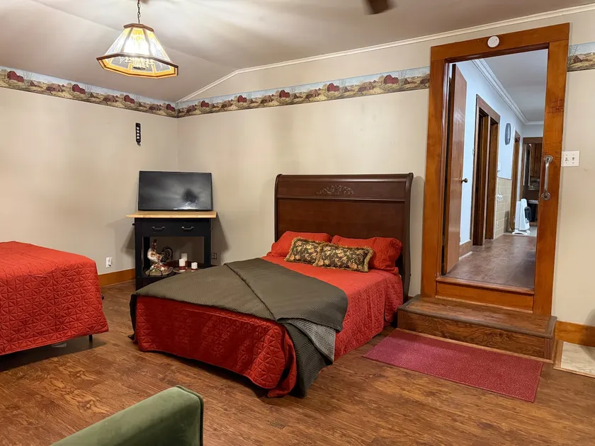 The Cozy Triple R Farm House - Image 1