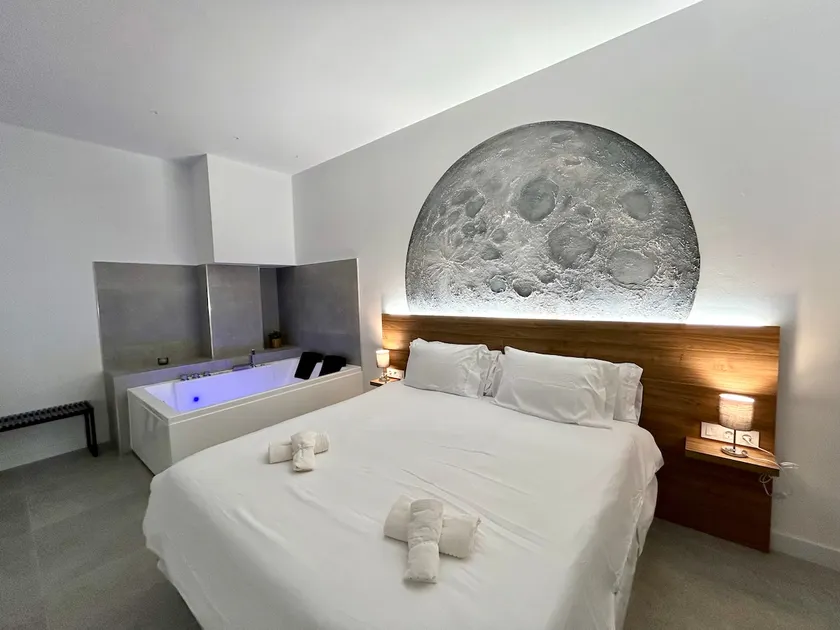Valencia Getaway - Jacuzzi, Space and Comfort - Image 1