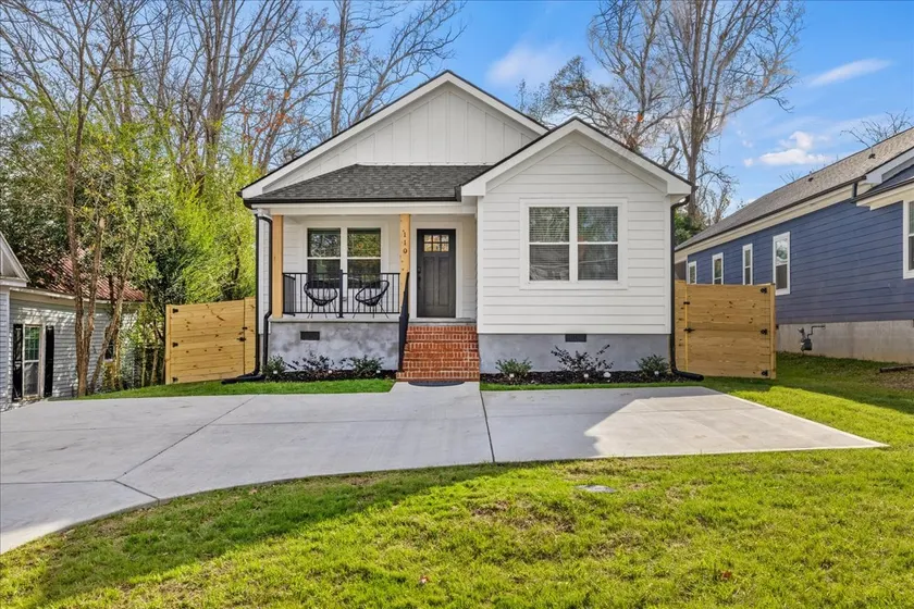 Modern Farmhouse near Downtown - Image 1