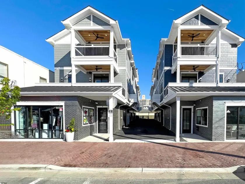 5 BR Townhome, Parking, Elevator - Image 1