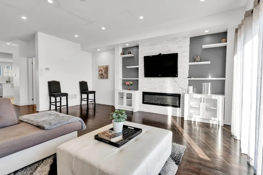 Modern 3 bedroom home - Brampton/Mississauga - Image 1