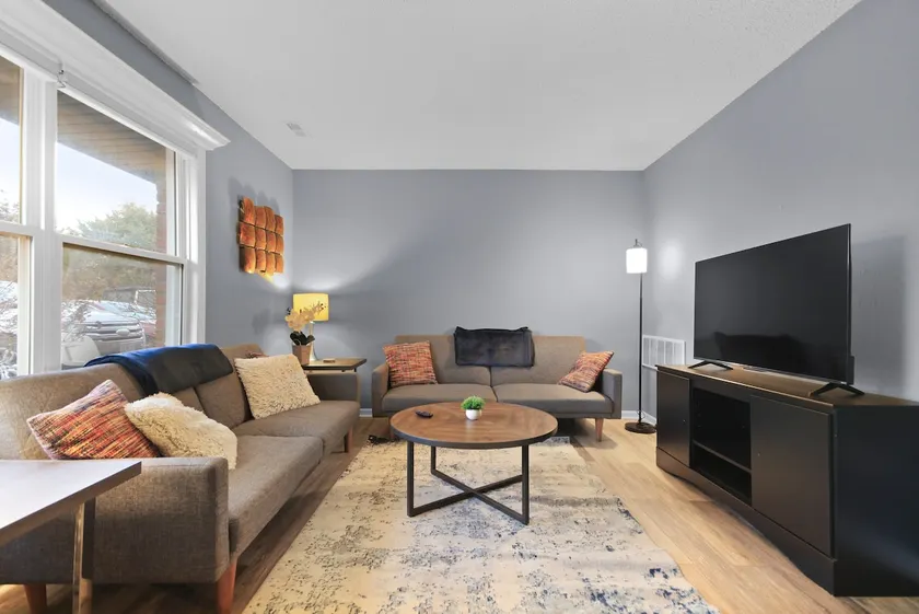 Contemporary Apt in Quiet Area - Image 1