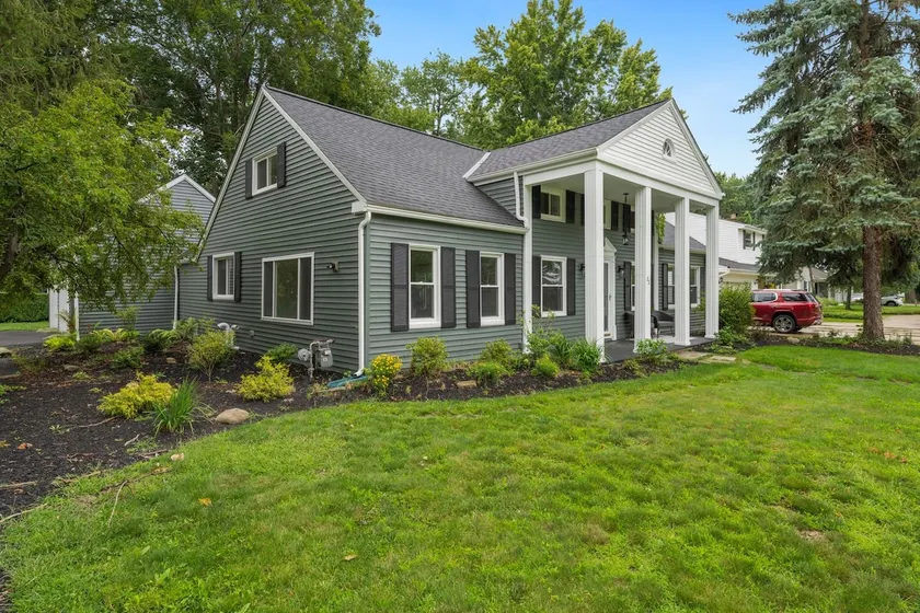 Lakefront Luxury Retreat - Image 1