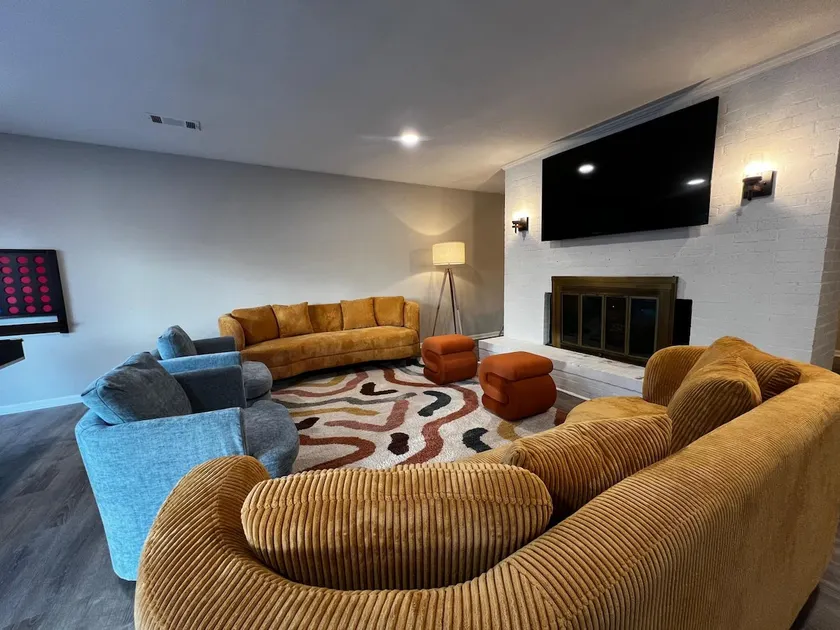 HUGE Retreat! Pool - Arcade - Pets Welcome - Image 1