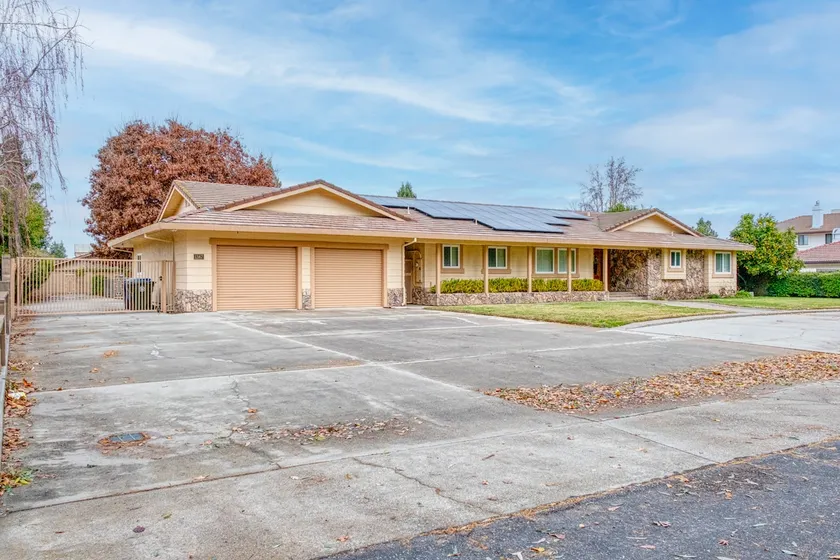 Stunning luxury Custom Single Story Home/nr Golf - Image 1