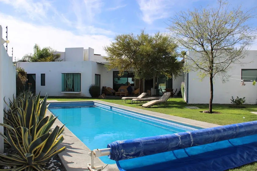 House with a 13-meter private pool and a large garden - Image 1