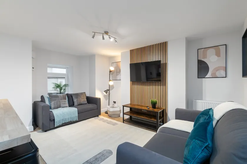Luxury Lower-Level One Bed Apt - Image 1