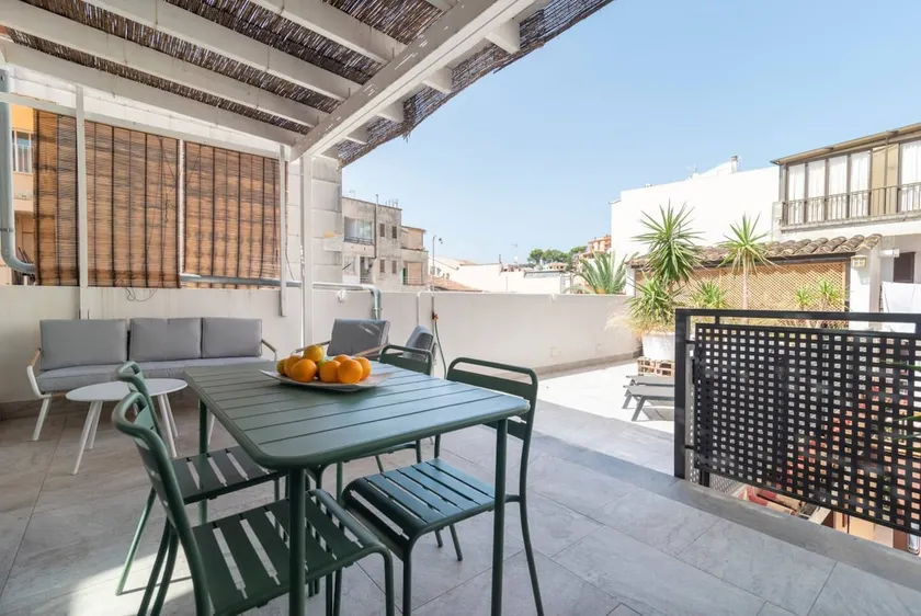 Spacious, central right on the beach, large terrace - Image 1