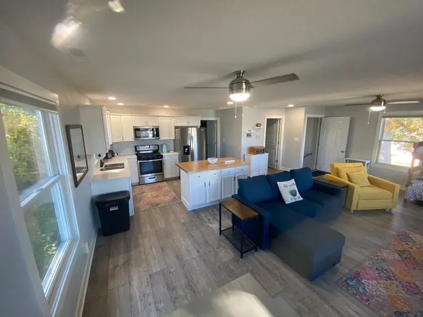 Immaculately Maintained Lakeview Loft Apartment - Image 1