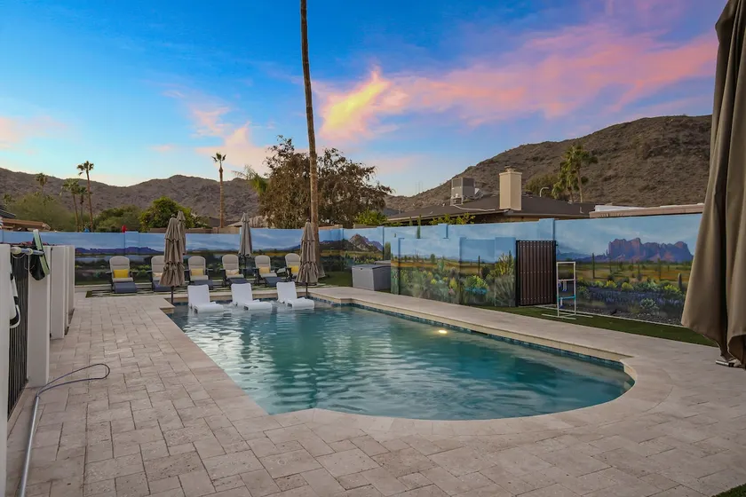 3 BD retreat w. free heated pool - Image 1