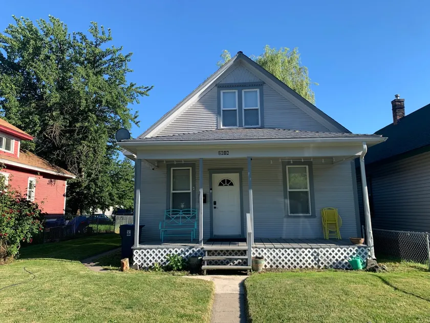 Cozy 3-bedroom home with street parking for 2 cars - Image 1