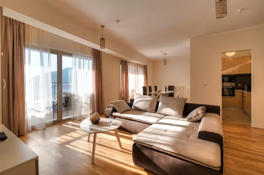 Superior Three-Bedroom Apartment with Sea View - Image 1
