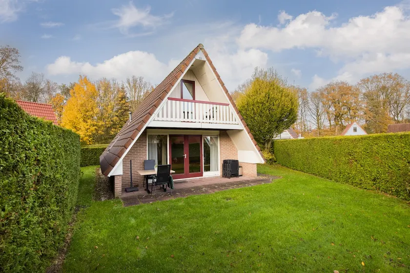 Gekraagde Roodstaart | Bungalow with green garden - Image 1