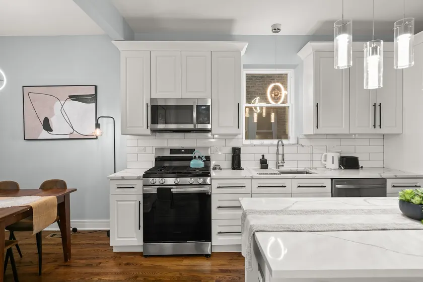New Luxury 5Bed 2Bath Suite w/ free Parking - Image 1