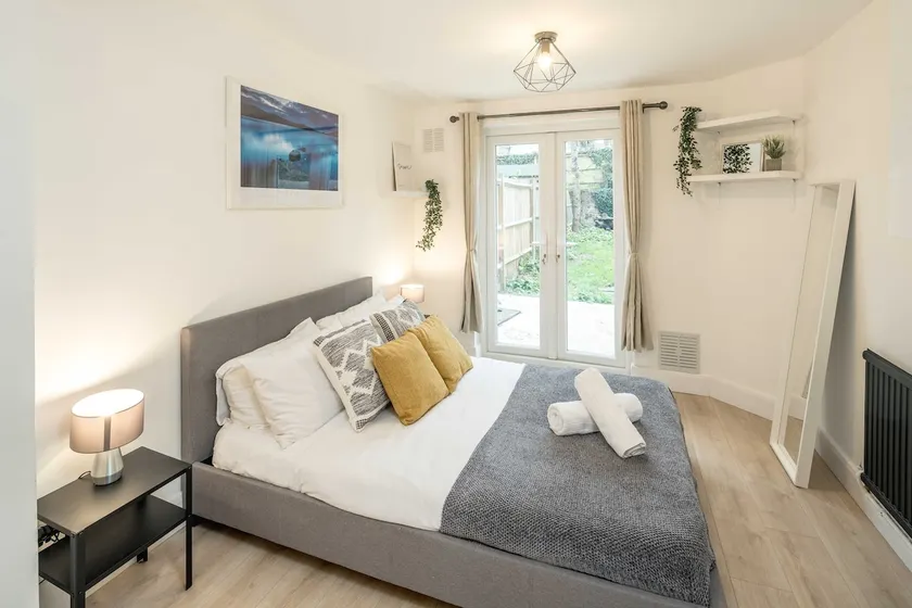 Stunning 1 Bed Luxury London Garden Apartment - Image 1