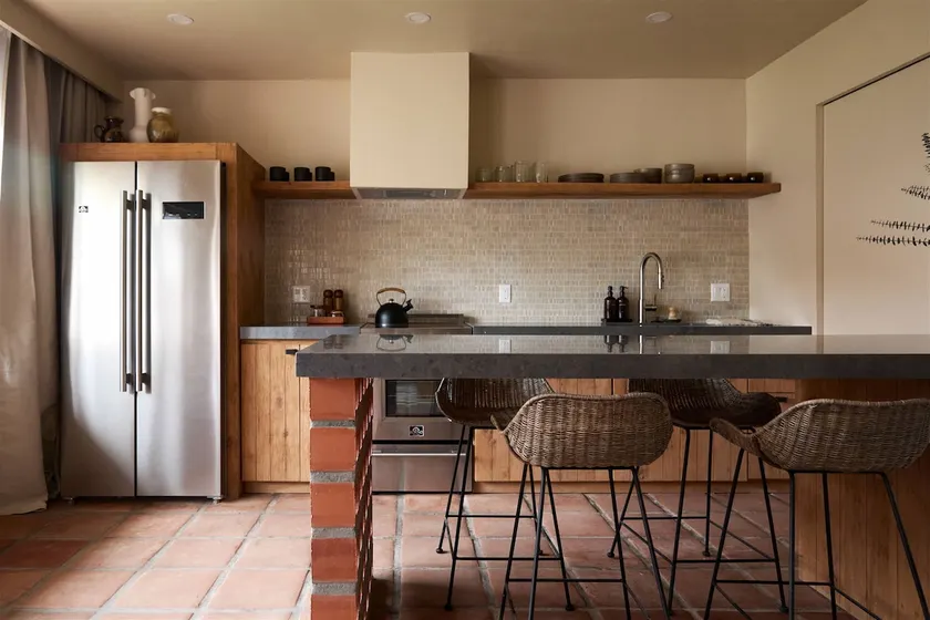 Modern One-Bedroom Apartment - Image 1