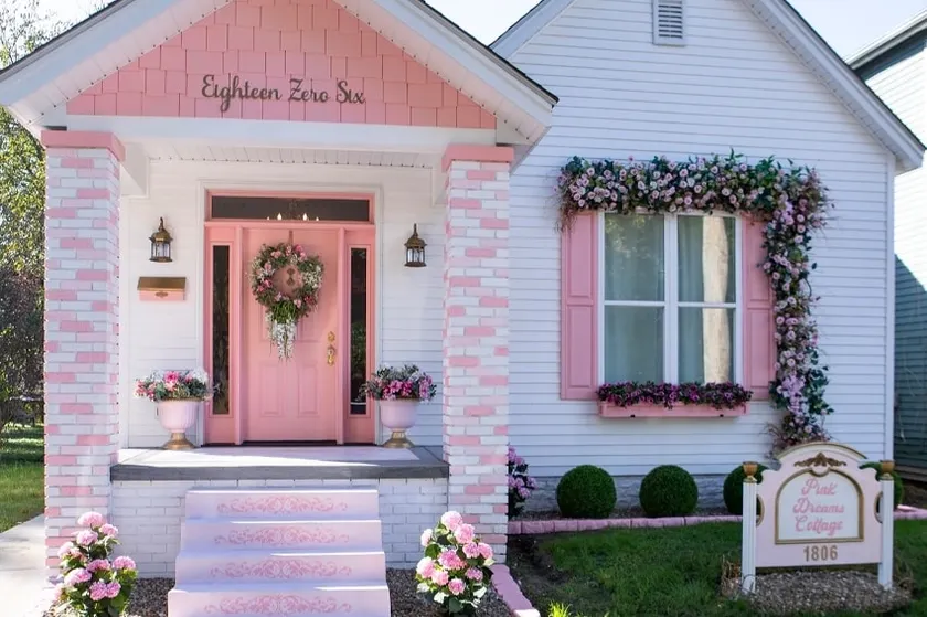 Pink Dreams Cottage: Hot Tub, Fire Pit, BBQ & More - Image 1