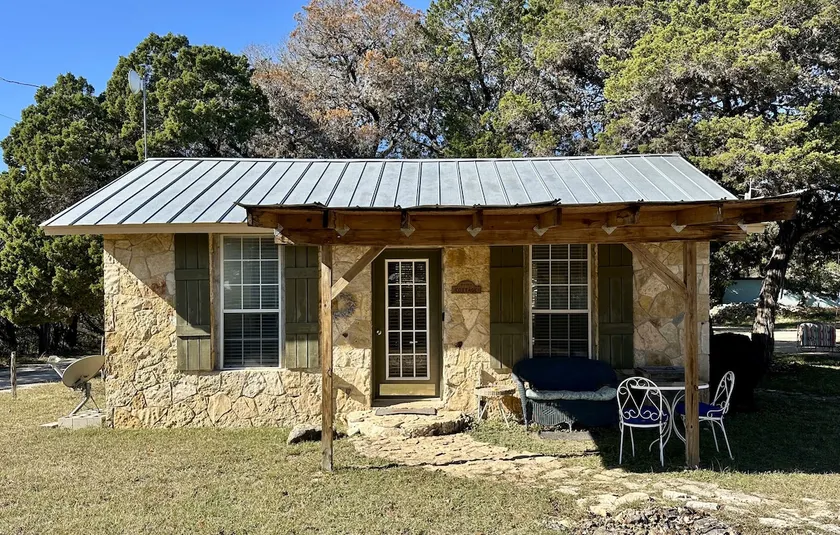Hilltop Cottage, Historic Silver Spur Dance Hall - Image 1