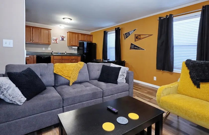 Two Bedroom Near ESU Family Friendly Disney+ Hulu - Image 1