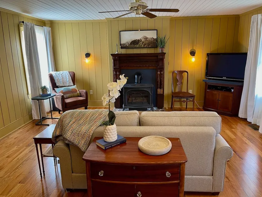 The Red Hen Historic Cottage - Image 1