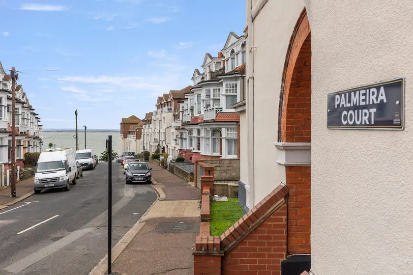 Modern 2 Bed Gem Southend on Sea Free parking - Image 1