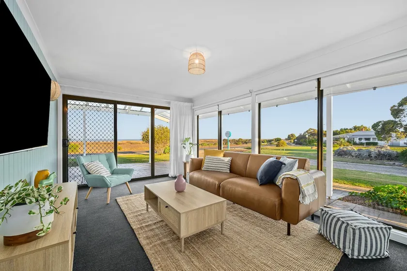 The Shore Guest House Milang - Image 1